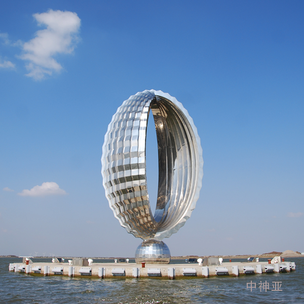 《水滴》高21m 不銹鋼 設(shè)計：晉松、周密 2007年 位于上海臨港新城滴水湖