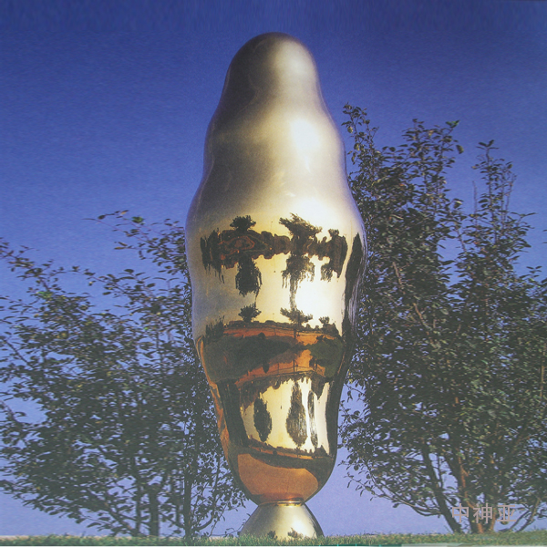 《站立的云》高3m 不銹鋼鍍鈦 設計:隋建國 2002年 位于山東煙臺福山區