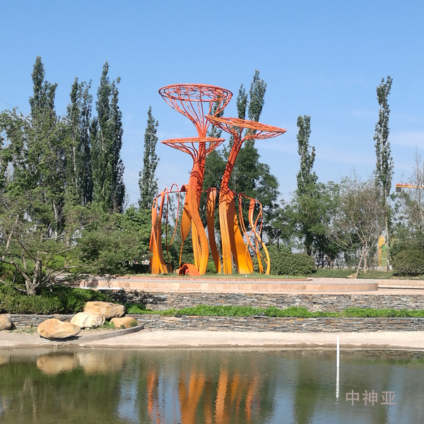 《蓮蓬》高9.5m 不銹鋼著色 設(shè)計：徐侃 2015年 位于山東濟(jì)南融匯文化創(chuàng)意生活城