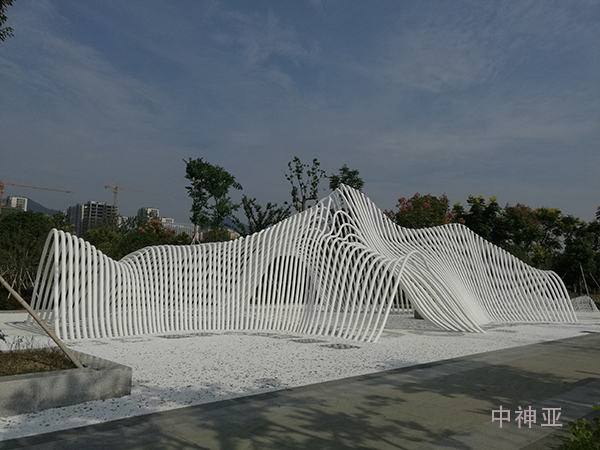 《富春山》 長23.2m 寬13.9m 高6m 不銹鋼 設(shè)計：陳國東 2017年 位于杭州富陽江濱西大道